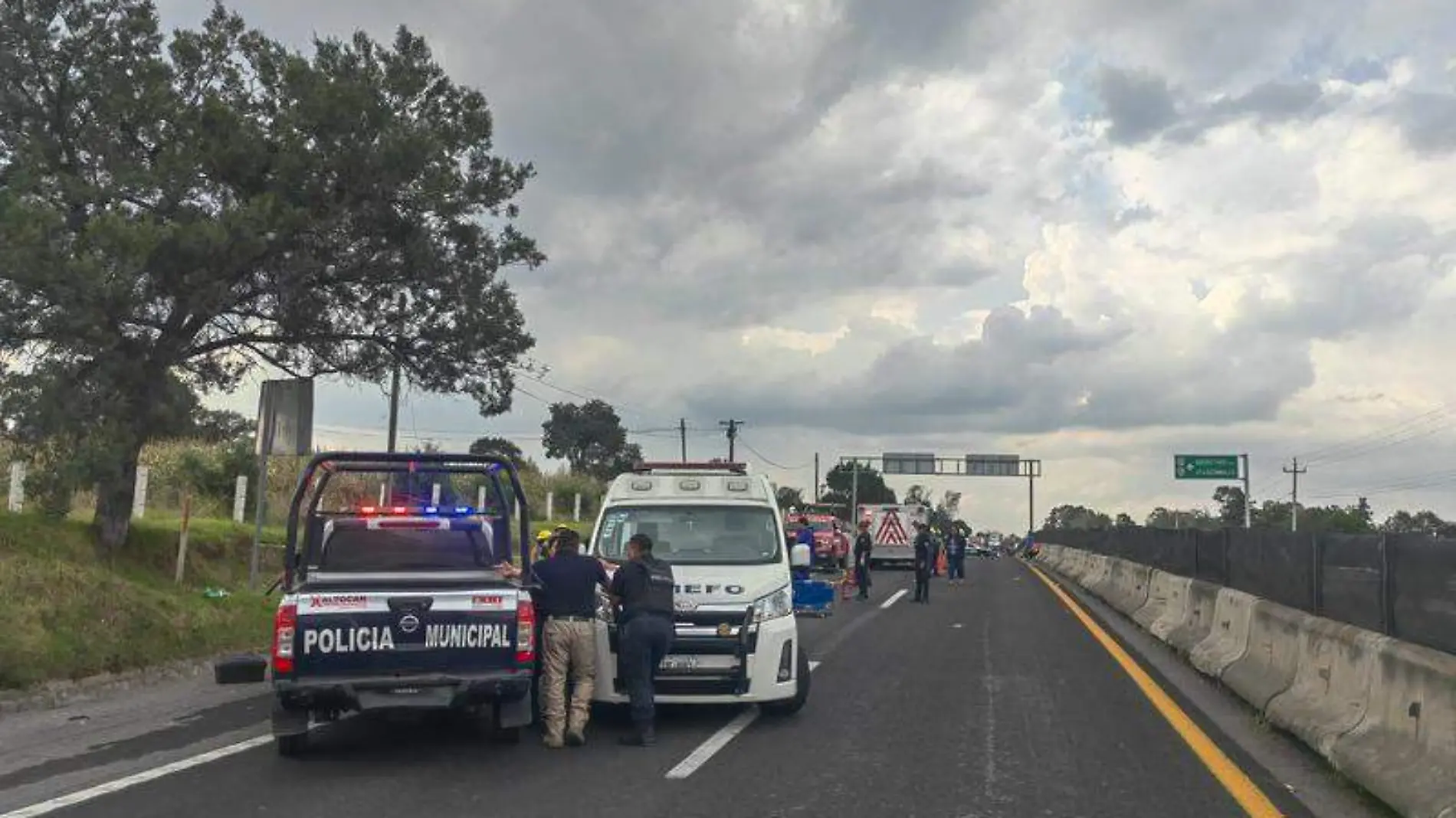 Un hombre de 65 años de edad perdió la vida y cinco personas más resultaron heridas tras un aparatoso accidente de tránsito en Xaltocan. Jesús ZEMPOALTECA (3)